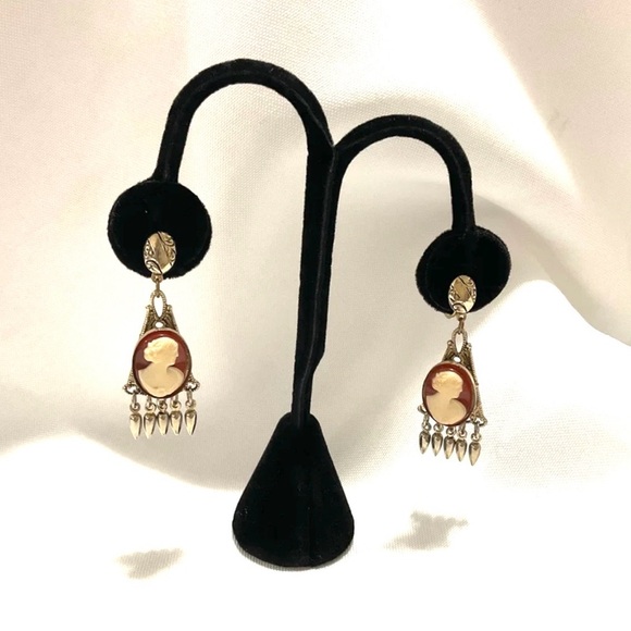 Vintage Gold Tone Acrylic Cameo Screw Back Earrings - Picture 4 of 7
